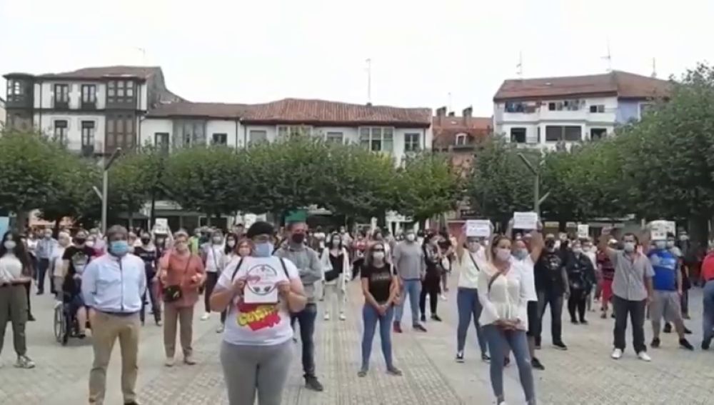 Concentración vecinal en Santoña para pedir el retraso del inicio del curso escolar hasta que finalice el confinamiento