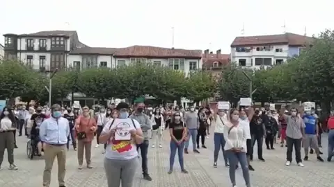Concentración vecinal en Santoña para pedir el retraso del inicio del curso escolar hasta que finalice el confinamiento Concentración vecinal en Santoña para pedir el retraso del inicio del curso escolar hasta que finalice el confinamiento
