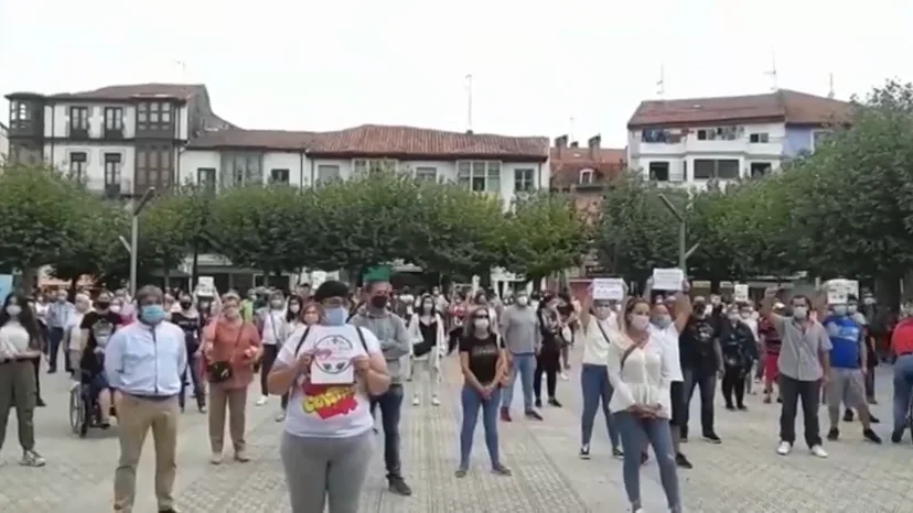 Concentración vecinal en Santoña para pedir el retraso del inicio del curso escolar hasta que finalice el confinamiento Concentración vecinal en Santoña para pedir el retraso del inicio del curso escolar hasta que finalice el confinamiento