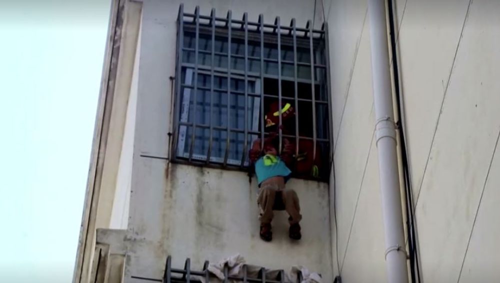 Niño chino atrapado en un edificio