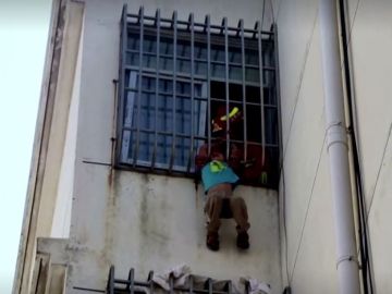 Niño chino atrapado en un edificio