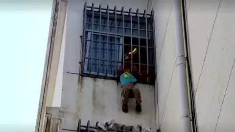 Niño chino atrapado en un edificio Niño chino atrapado en un edificio