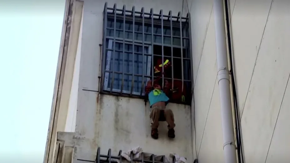 Ni&ntilde;o chino atrapado en un edificio