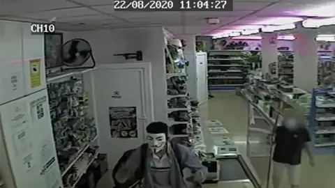 Los Mossos detienen a un hombre que atracó una tienda de Martorell (Barcelona) por su peculiar forma de andar Los Mossos detienen a un hombre que atracó una tienda de Martorell (Barcelona) por su peculiar forma de andar