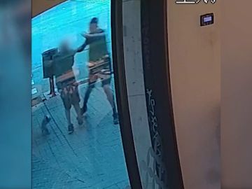 Detienen a un ladrón que robaba violentamente joyas a personas mayores en Barcelona