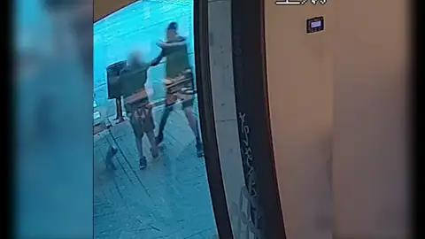 Detienen a un ladrón que robaba violentamente joyas a personas mayores en Barcelona Detienen a un ladrón que robaba violentamente joyas a personas mayores en Barcelona