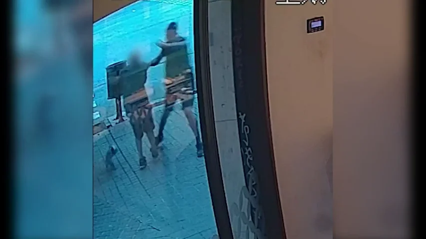 Detienen a un ladrón que robaba violentamente joyas a personas mayores en Barcelona Detienen a un ladrón que robaba violentamente joyas a personas mayores en Barcelona