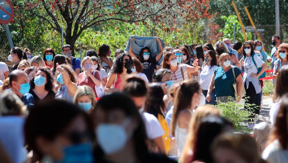Cientos de profesores y personal de centros educativos guardan cola para realizar un test de anticuerpos en el IES Virgen de la Paloma en Madrid