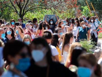 Cientos de profesores y personal de centros educativos guardan cola para realizar un test de anticuerpos en el IES Virgen de la Paloma en Madrid