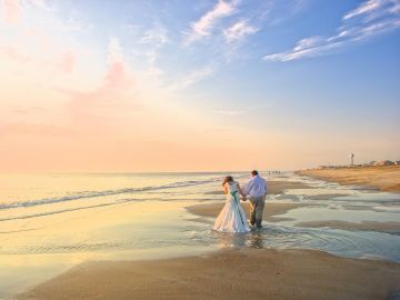 Una pareja de novios en la playa (archivo)