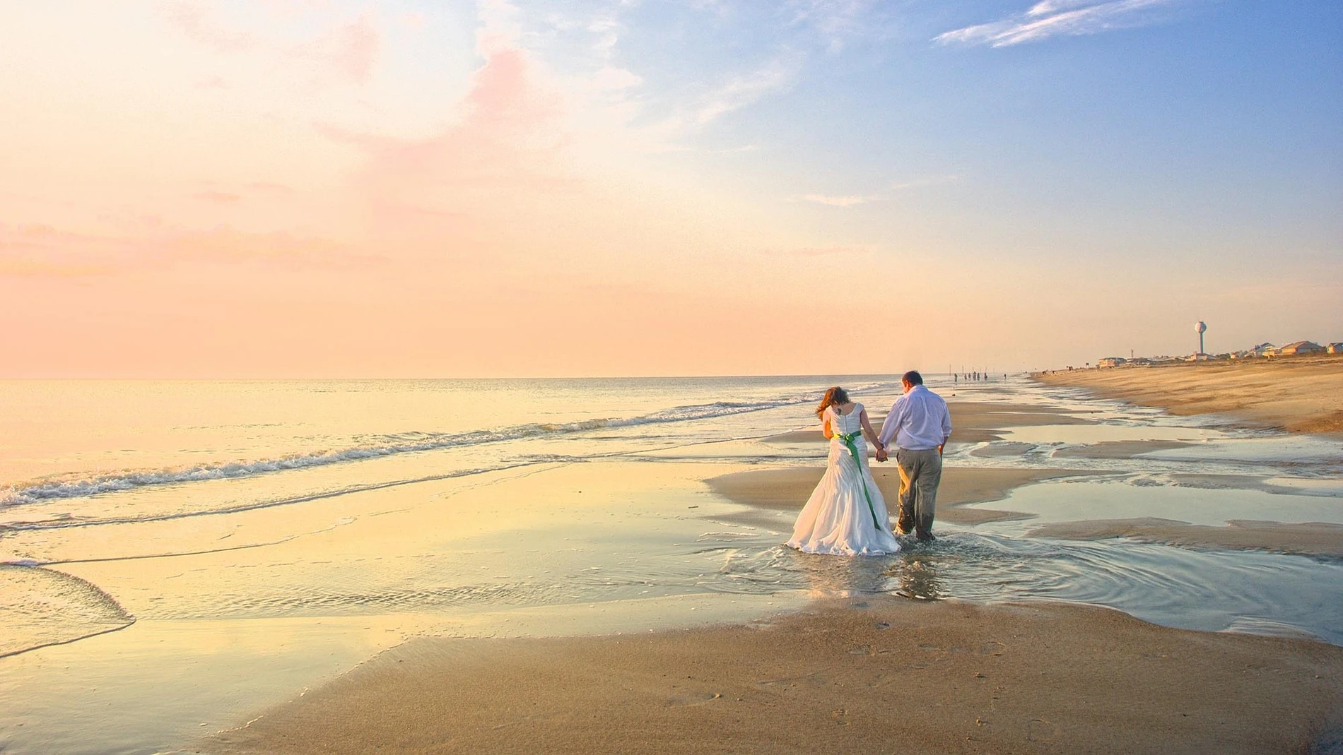 Una pareja de novios en la playa (archivo) Una pareja de novios en la playa (archivo)