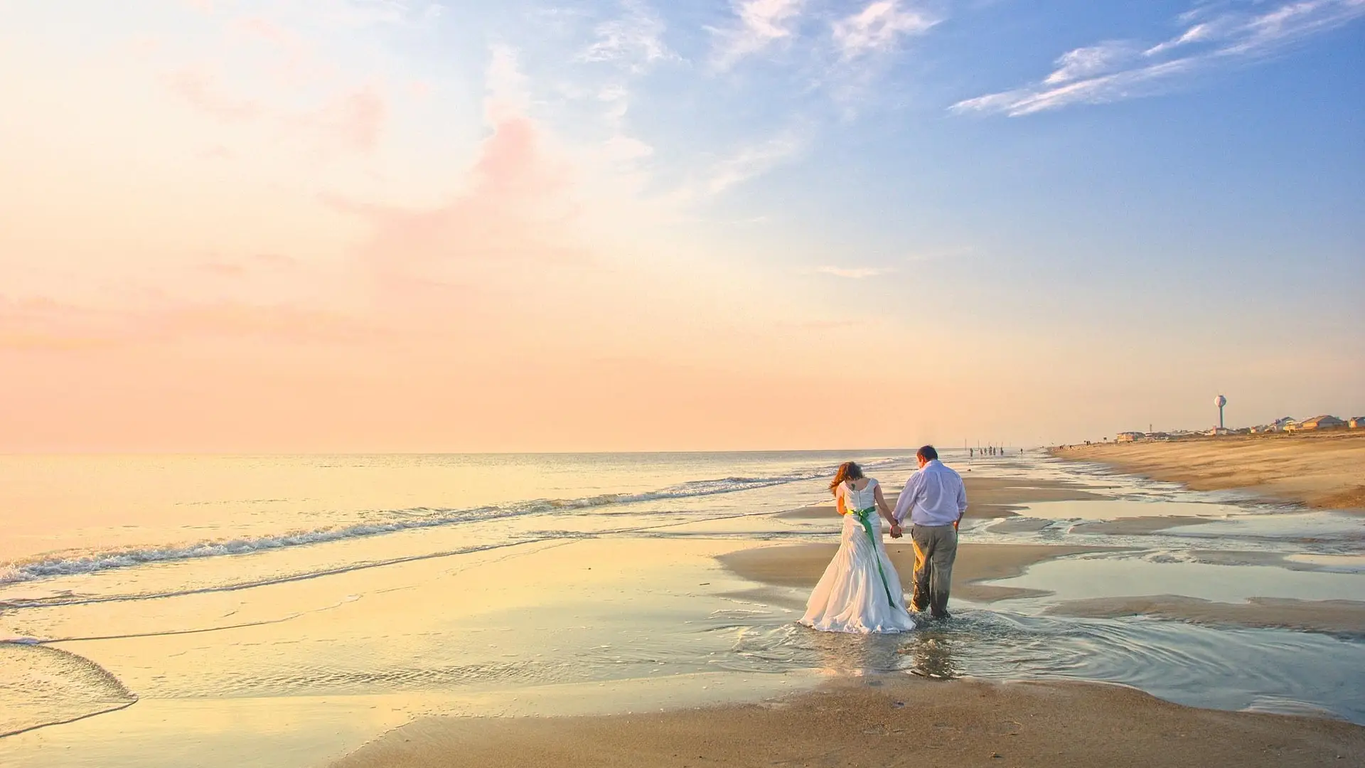 Una pareja de novios en la playa (archivo) Una pareja de novios en la playa (archivo)