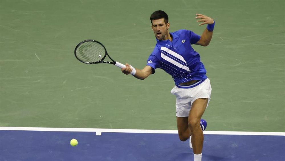 Djokovic, descalificado del US Open tras dar un pelotazo a una jueza de línea