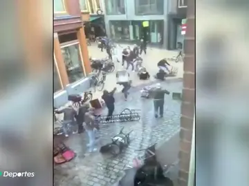 Terrible batalla campal entre ultras antes de un partido amistoso en Holanda Terrible batalla campal entre ultras antes de un partido amistoso en Holanda