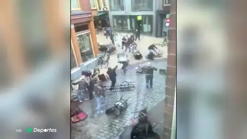 Terrible batalla campal entre ultras antes de un partido amistoso en Holanda Terrible batalla campal entre ultras antes de un partido amistoso en Holanda