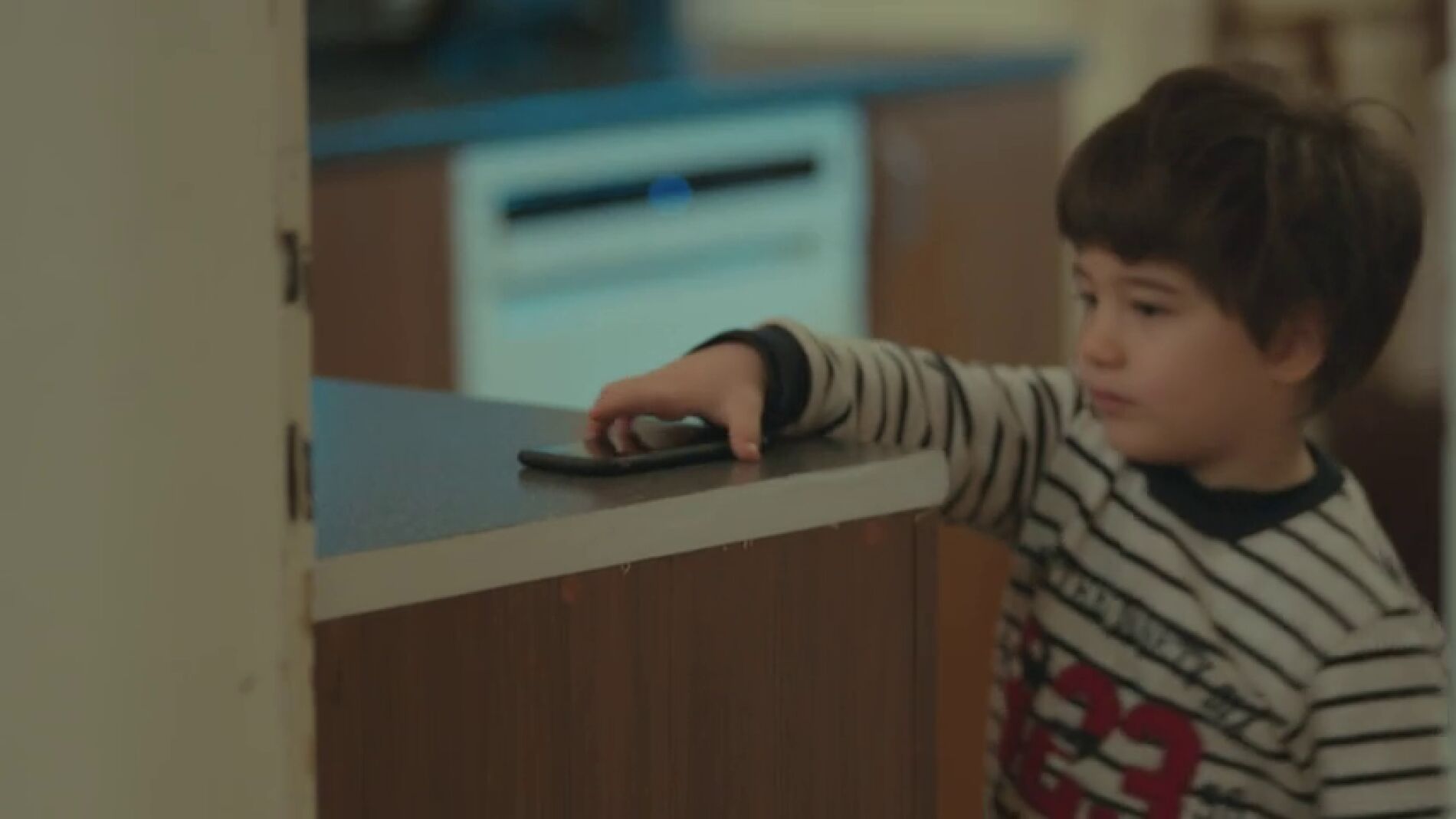 Doruk y Nisan deciden coger el m&oacute;vil de Sirin para llamar a su madre, Bahar.