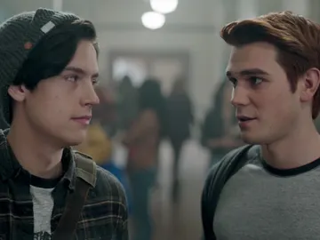 Cole Sprouse y KJ Apa como Jughead y Archie en 'Riverdale' Cole Sprouse y KJ Apa como Jughead y Archie en 'Riverdale'