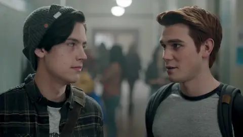 Cole Sprouse y KJ Apa como Jughead y Archie en 'Riverdale' Cole Sprouse y KJ Apa como Jughead y Archie en 'Riverdale'