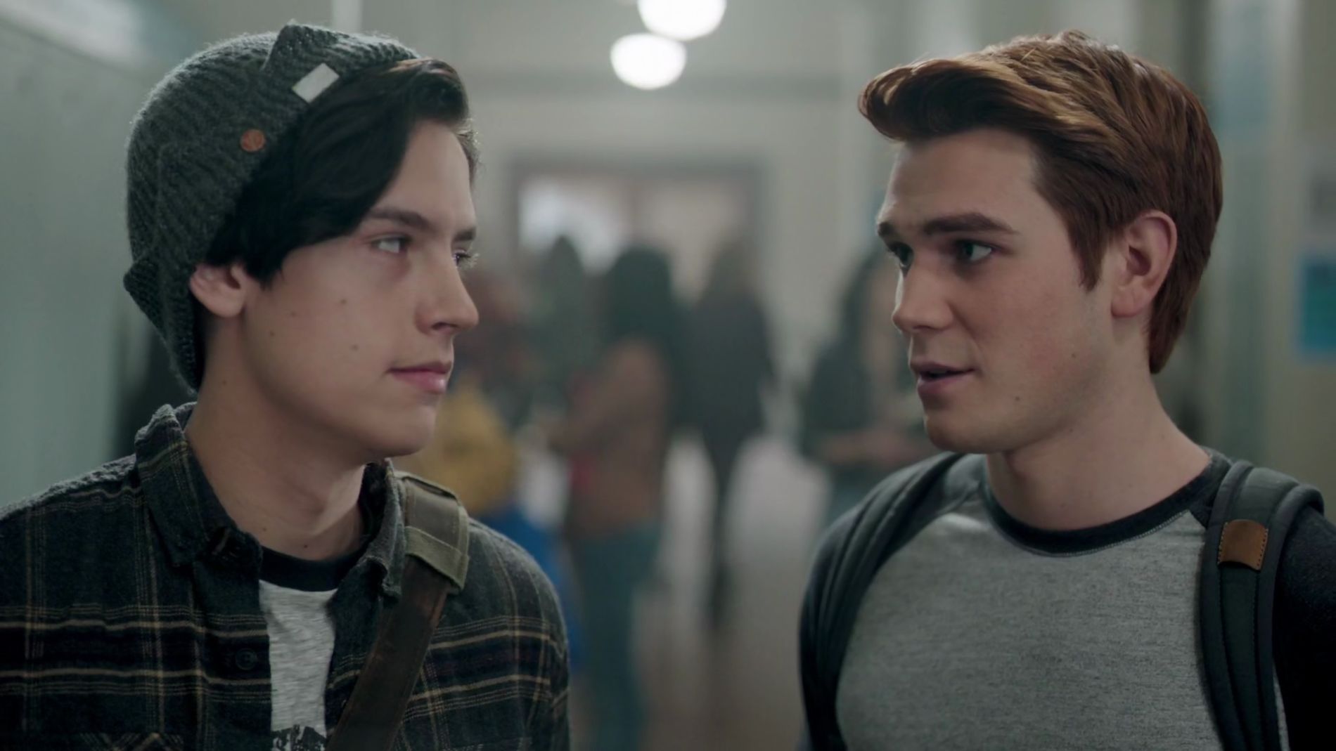 Cole Sprouse y KJ Apa como Jughead y Archie en 'Riverdale'