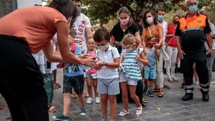 El alumnado del colegio Jesús y María de Valencia se aplica gel desinfectante durante el primer día de clase en la Comunitat Valenciana El alumnado del colegio Jesús y María de Valencia se aplica gel desinfectante durante el primer día de clase en la Comunitat Valenciana