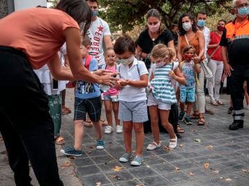 El alumnado del colegio Jesús y María de Valencia se aplica gel desinfectante durante el primer día de clase en la Comunitat Valenciana