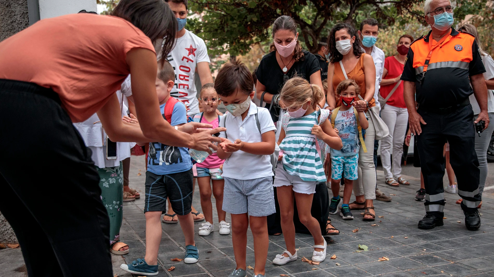 El alumnado del colegio Jesús y María de Valencia se aplica gel desinfectante durante el primer día de clase en la Comunitat Valenciana El alumnado del colegio Jesús y María de Valencia se aplica gel desinfectante durante el primer día de clase en la Comunitat Valenciana