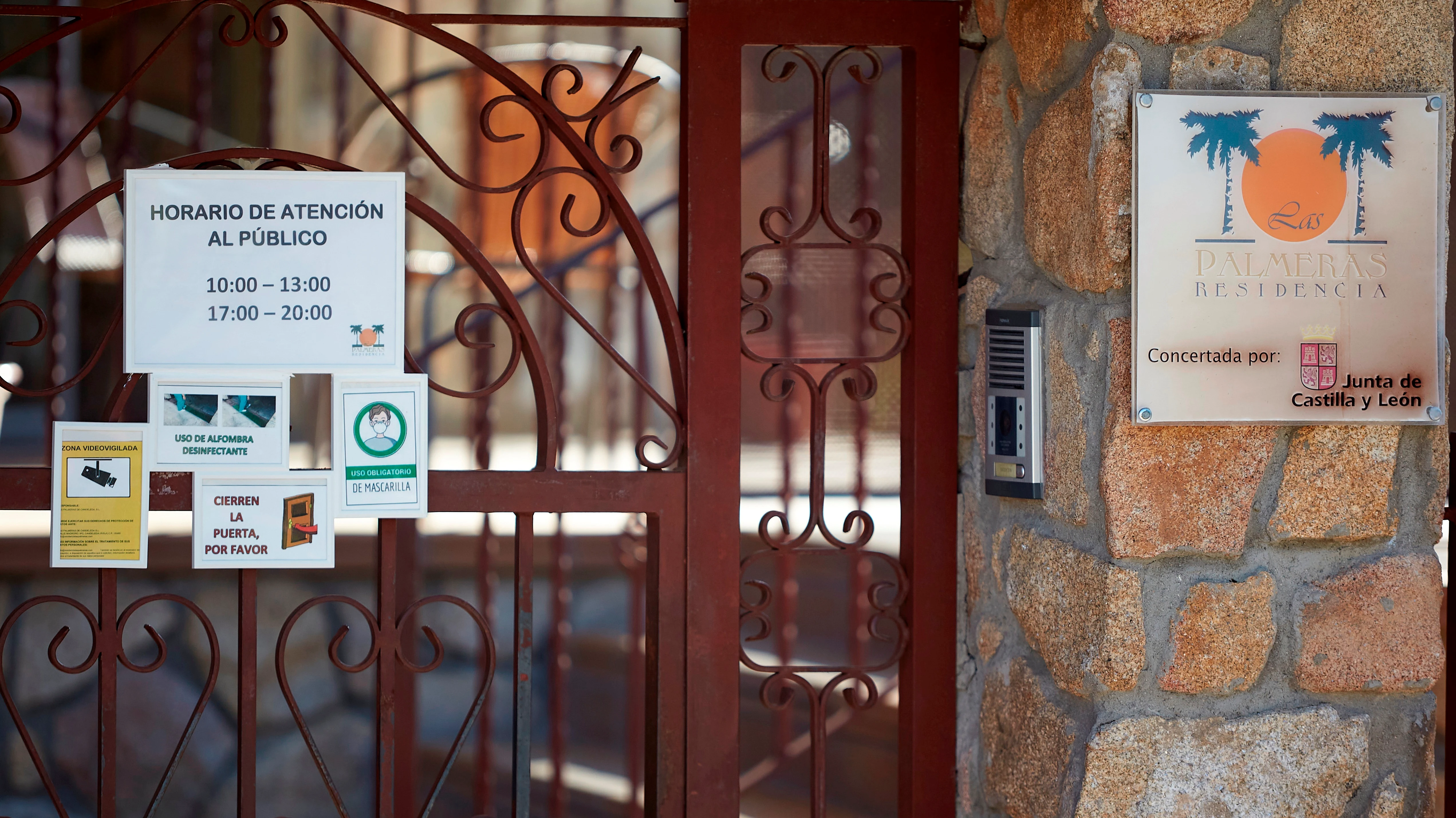 Acceso de la residencia de mayores de la localidad abulense de Candeleda Acceso de la residencia de mayores de la localidad abulense de Candeleda