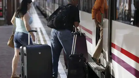 Usuarios del AVE Madrid- Valladolid piden que se prohíba comer y beber Coronavirus