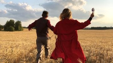 Una pareja corriendo por un campo