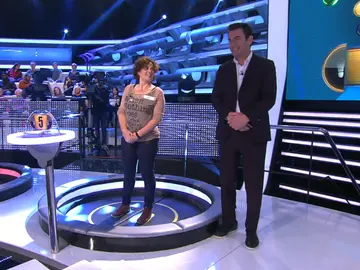 Mila cae por la trampilla mientras hace el ascensor con Arturo Valls Mila cae por la trampilla mientras hace el ascensor con Arturo Valls