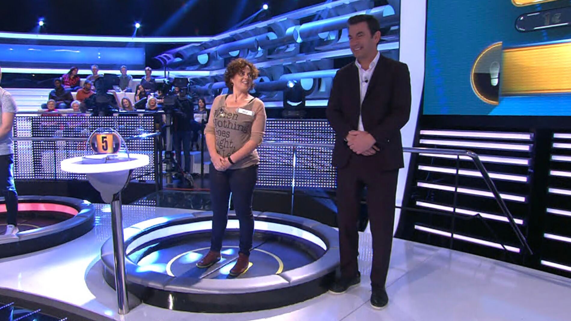 Mila cae por la trampilla mientras hace el ascensor con Arturo Valls 