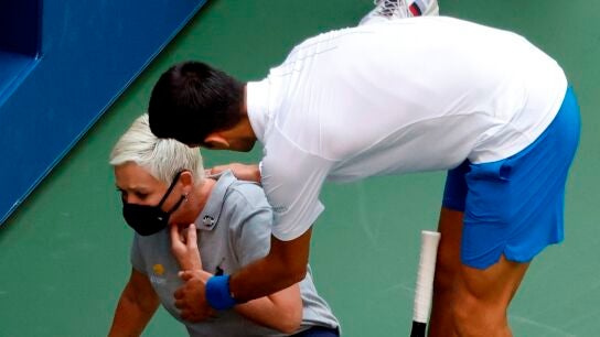 Djokovic se interesa por el estado de la juez de l&iacute;nea a la que golpe&oacute;