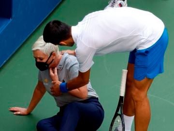 Djokovic se interesa por el estado de la juez de línea a la que golpeó