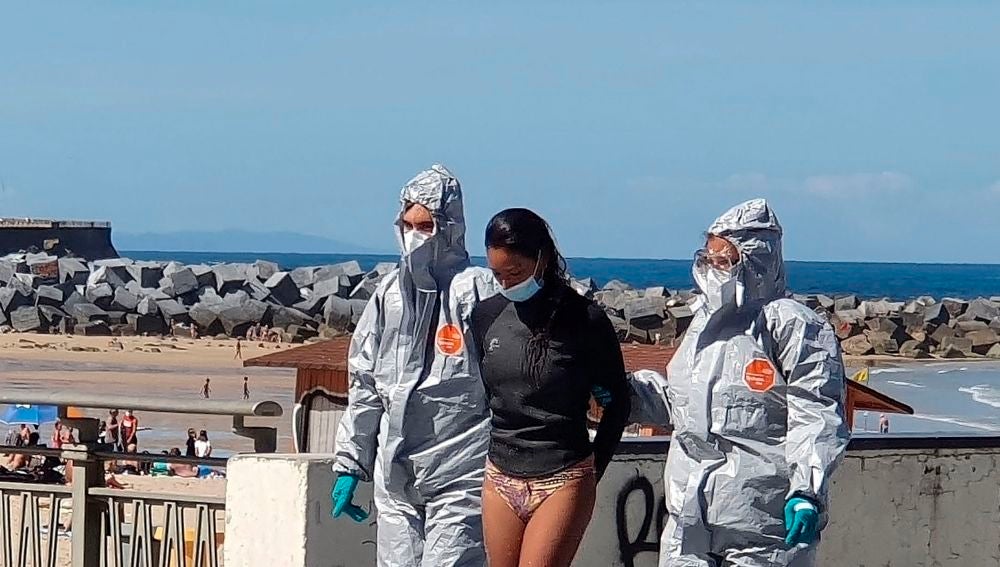 Momento de la detención de la joven en la playa de la Zurriola