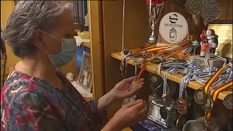 Gloria, con 76 años, cambia la pesca por la natación hasta convertirse en campeona veterana Gloria, con 76 años, cambia la pesca por la natación hasta convertirse en campeona veterana