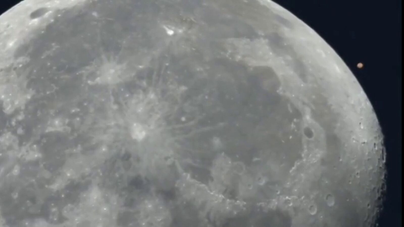 Espectaculares imágenes del 'beso' entre Marte y la Luna