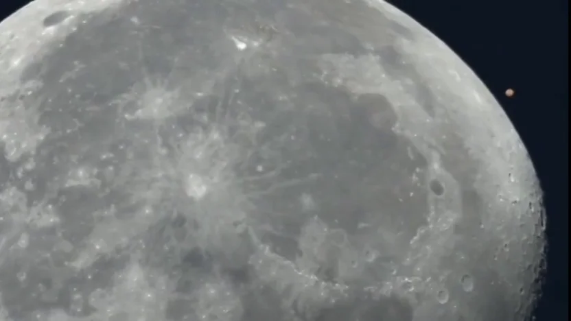 Espectaculares imágenes del "beso" entre Marte y la Luna Espectaculares imágenes del "beso" entre Marte y la Luna