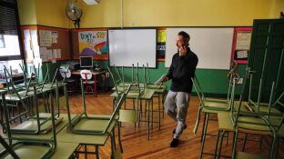 Un docente en una aula de un colegio de Madrid