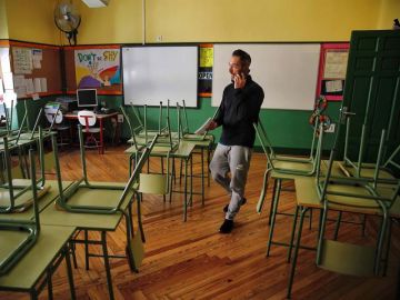 Un docente en una aula de un colegio de Madrid. (Archivo)