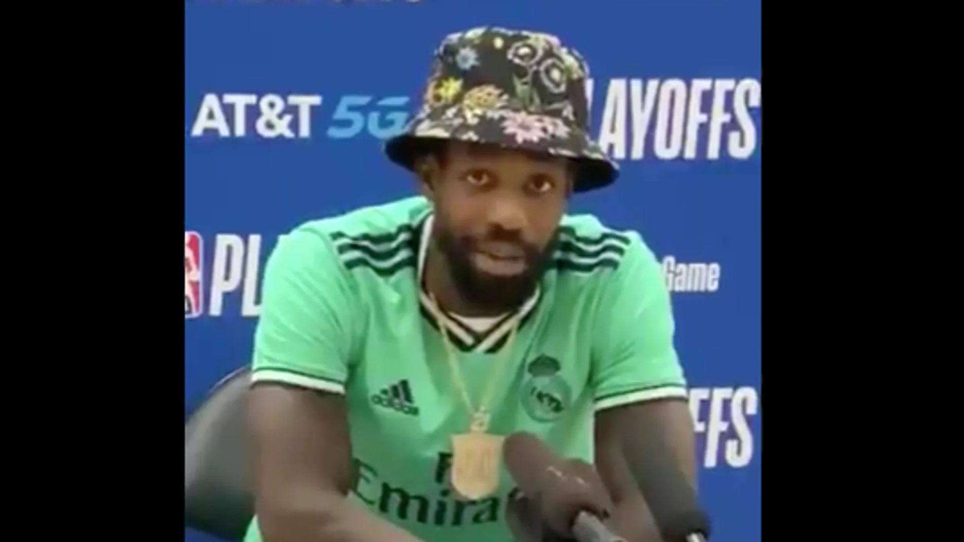 Patrick Beverley, en rueda de prensa con la camiseta del Real Madrid Patrick Beverley, en rueda de prensa con la camiseta del Real Madrid