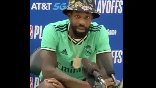 Patrick Beverley, en rueda de prensa con la camiseta del Real Madrid Patrick Beverley, en rueda de prensa con la camiseta del Real Madrid
