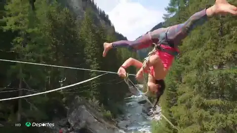 La mexicana Andrea Dattoli explica los secretos para practicar slackyoga, una variante del slackline La mexicana Andrea Dattoli explica los secretos para practicar slackyoga, una variante del slackline