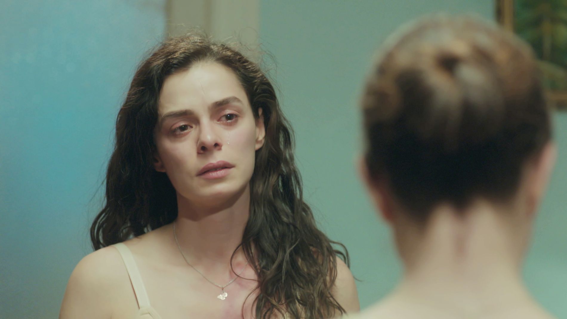 Bahar se desnuda ante su madre: “Quiero que no olvides cómo has abandonado a tu propia hija” 