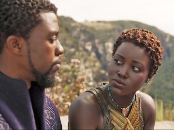  Lupita Nyong'o y Chadwick Boseman en 'Black Panther'