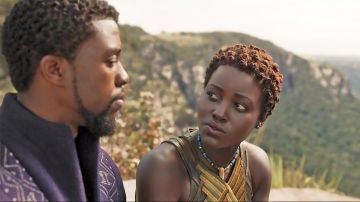 Lupita Nyong'o y Chadwick Boseman en 'Black Panther'