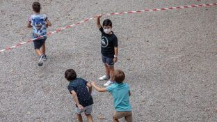 Ni&ntilde;os en el recreo
