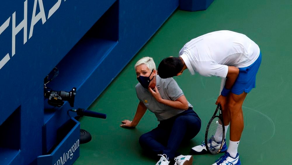 Novak Djokovic se disculpa ante la juez de línea del US Open