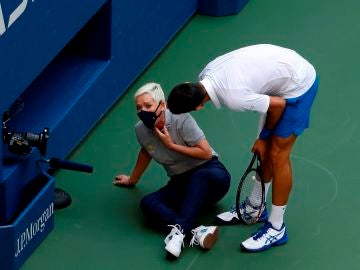 Novak Djokovic se disculpa ante la juez de línea del US Open