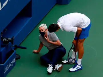 Novak Djokovic se disculpa ante la juez de línea del US Open Novak Djokovic se disculpa ante la juez de línea del US Open