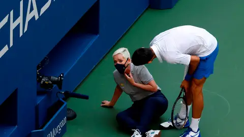 Novak Djokovic se disculpa ante la juez de línea del US Open Novak Djokovic se disculpa ante la juez de línea del US Open